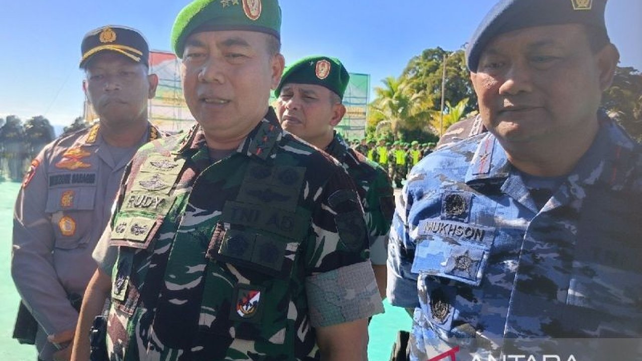Pangdam XVII Cendrawasih Mayjen TNI Rudi Puruwito mengungkapkan lima kabupaten di Papua rawan keamanan saat PSU Papua 6 Agustus, dengan ribuan personel TNI disiagakan.