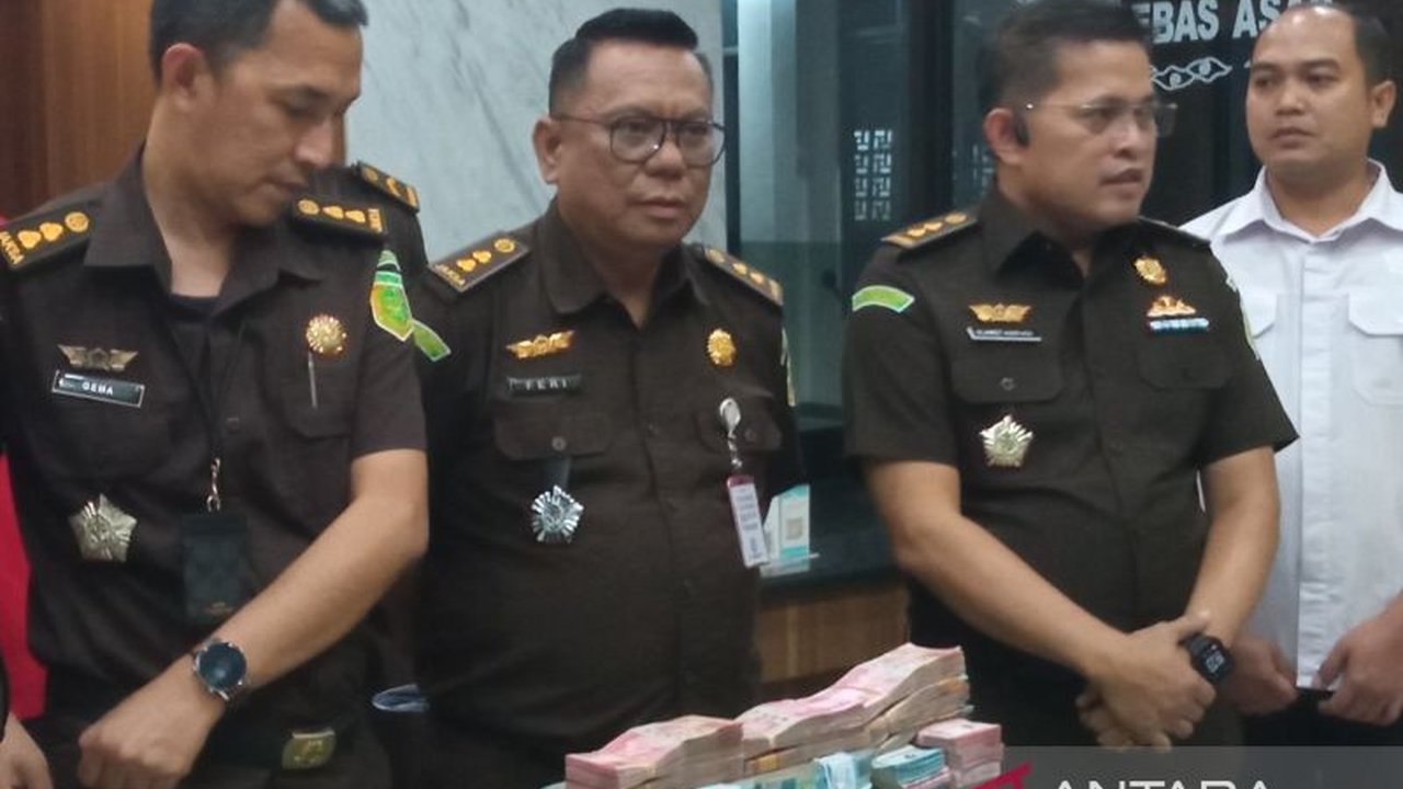 Kejaksaan Negeri Cirebon menahan empat tersangka kasus korupsi dana PIP SMAN 7 Cirebon, termasuk kepala sekolah. Terungkap modus pemotongan dan pengalihan dana yang merugikan negara ratusan juta rupiah.