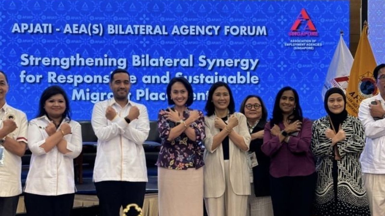 Pemerintah Indonesia berkomitmen menyederhanakan tata kelola pekerja migran di luar negeri untuk mengatasi kerumitan proses dan mempermudah calon pekerja. Simak upaya selengkapnya!
