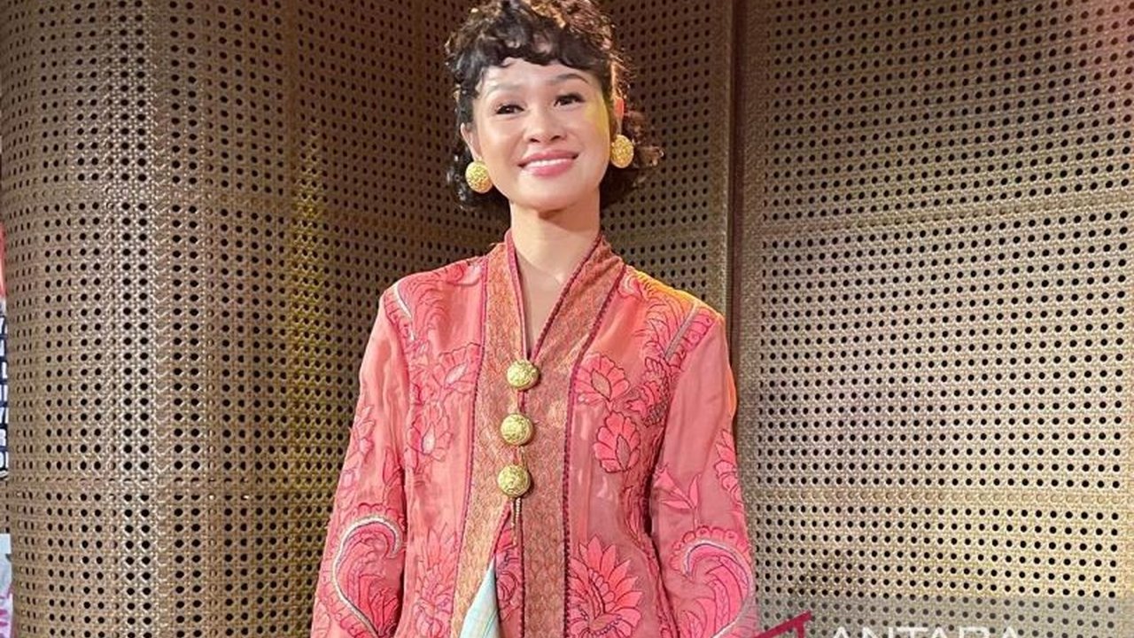 Penyanyi Andien Aisyah menyoroti urgensi mendorong anak menjadi diri sendiri, mengingatkan orang tua akan potensi trauma dari proyeksi keinginan. Mengapa hal ini krusial?