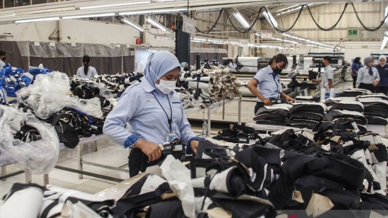 Kementerian Perindustrian (Kemenperin) konsisten memperkuat program Peningkatan Penggunaan Produk Dalam Negeri (P3DN) dengan strategi baru, termasuk logo TKDN, untuk dorong kemandirian ekonomi nasional.