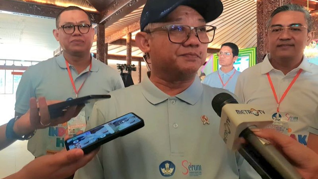 Menteri Pendidikan Dasar dan Menengah (Mendikdasmen) Abdul Mu'ti menegaskan Permendikdasmen 13 Tahun 2025 tidak mengubah kurikulum, melainkan atur pembelajaran mendalam. Apa dampaknya?