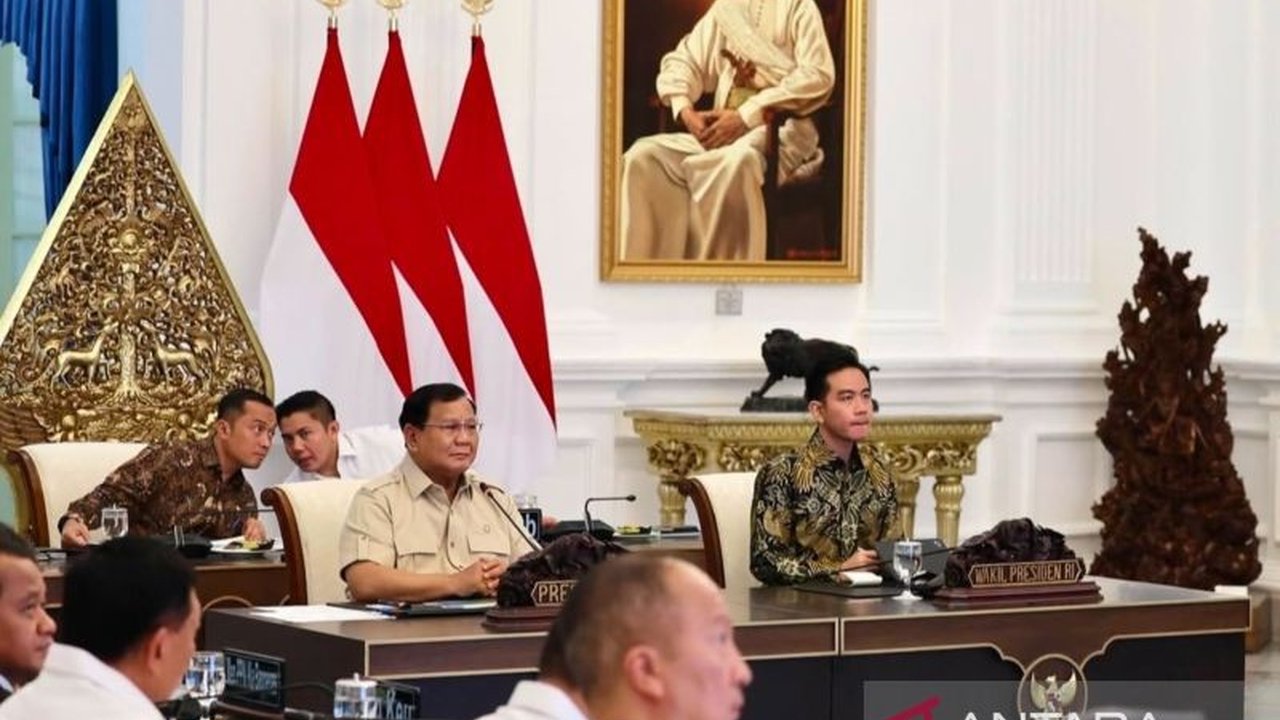 Kawasan Ekonomi Khusus (KEK) di Indonesia mencatat kinerja impresif pada tahun 2024, melampaui target investasi dan penyerapan tenaga kerja, menegaskan perannya dalam pertumbuhan ekonomi nasional.