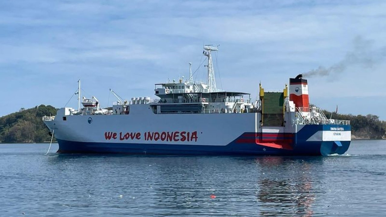 PT ASDP Indonesia Ferry (Persero) mengoptimalkan Konektivitas Balikpapan-Parepare, jalur strategis yang krusial untuk logistik dan ekonomi daerah. Apa dampaknya bagi pemerataan ekonomi nasional?
