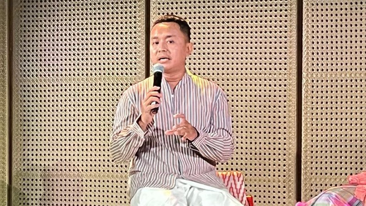 Penata busana Hagai Pakan menyerukan pentingnya cinta kebaya sebagai warisan budaya, bukan hanya tren sesaat. Mengapa mencintai kebaya lebih dari sekadar mengikuti mode?
