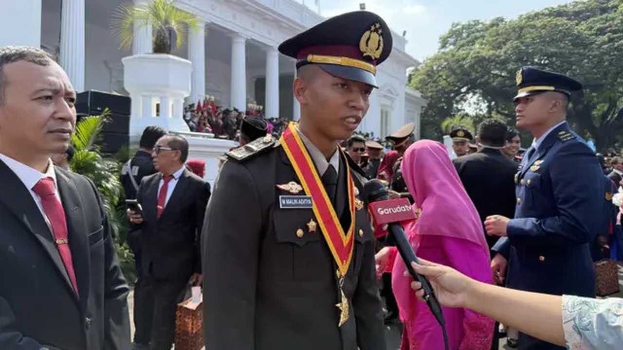 Muhammad Malik Aditya Kurniawan, salah satu penerima Adhi Makayasa saat diwawancarai oleh awak media di halaman Istana Merdeka Jakarta. (Foto: Lizsa Egeham/Liputan6.com).