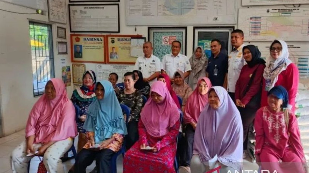 Pemerintah Kota Pangkalpinang mendistribusikan 148,2 ton bantuan beras kepada 7.406 keluarga penerima manfaat, meringankan beban dan menekan inflasi pangan.