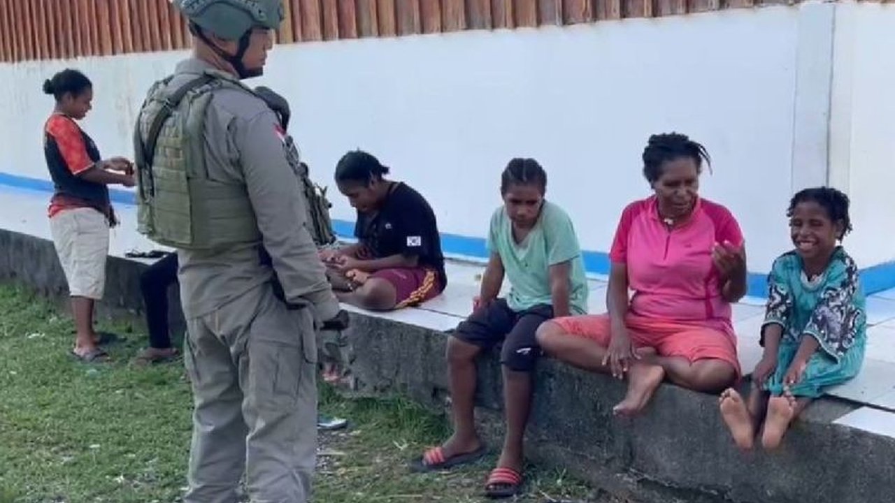 Satgas Damai Cartenz menggelar patroli humanis di Dekai, Yahukimo, untuk membangun kedekatan dengan masyarakat. Bagaimana pendekatan ini menciptakan suasana aman dan nyaman?