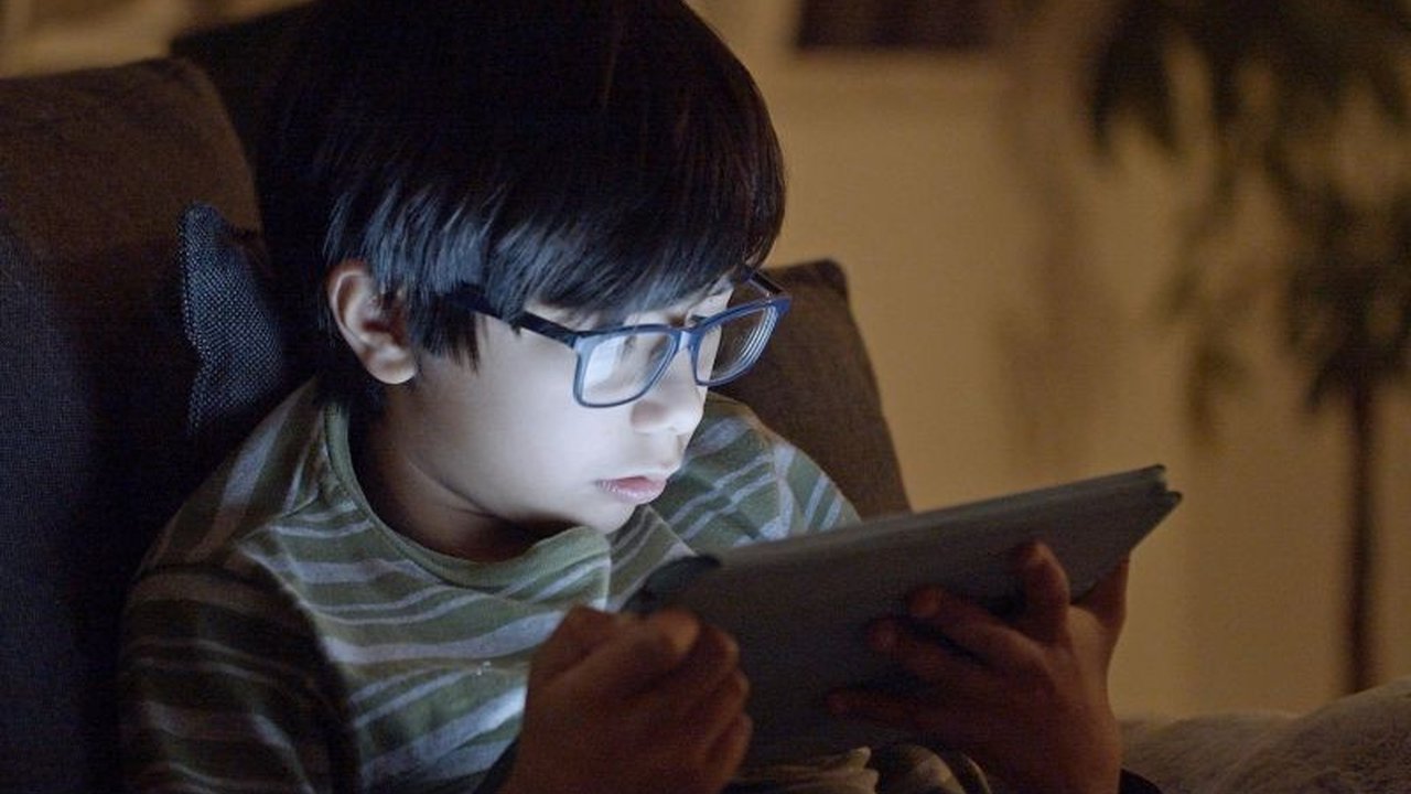 Kecanduan Screen Time Anak saat makan dapat mengganggu pola makan dan memicu tantrum. Dokter RS UI bagikan kiat efektif atasi masalah ini agar anak kembali mengenali rasa lapar dan kenyang.