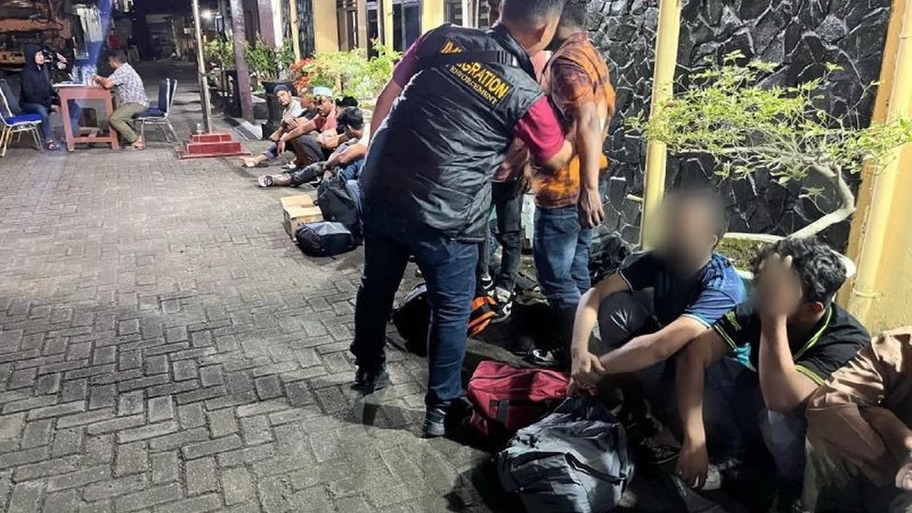 Kantor Imigrasi Kelas I Khusus TPI Medan melakukan **deportasi WNA Imigrasi Medan** terhadap 58 warga negara asing karena melanggar izin tinggal. Apa saja pelanggarannya?