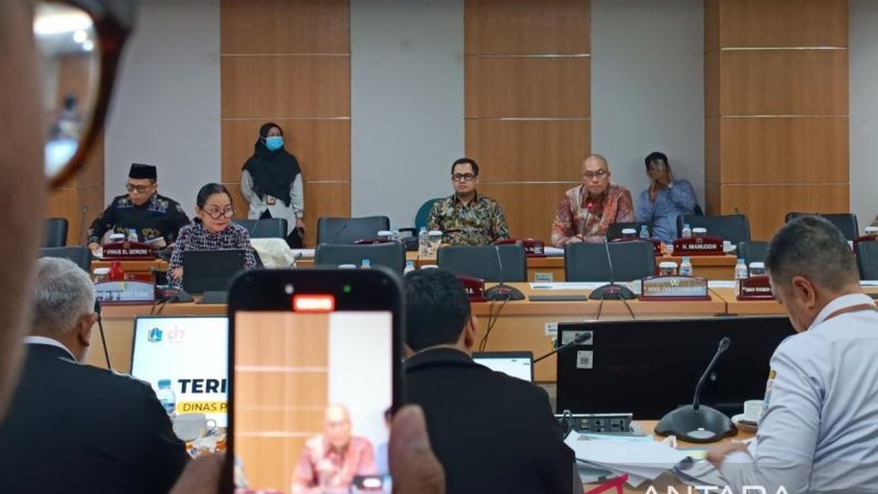 DPRD DKI Tolak Alih Fungsi Lapangan Sepak Bola Kedoya menjadi lapangan padel, memicu pertanyaan besar mengapa fasilitas publik ini begitu dipertahankan warga dan menimbulkan gejolak.