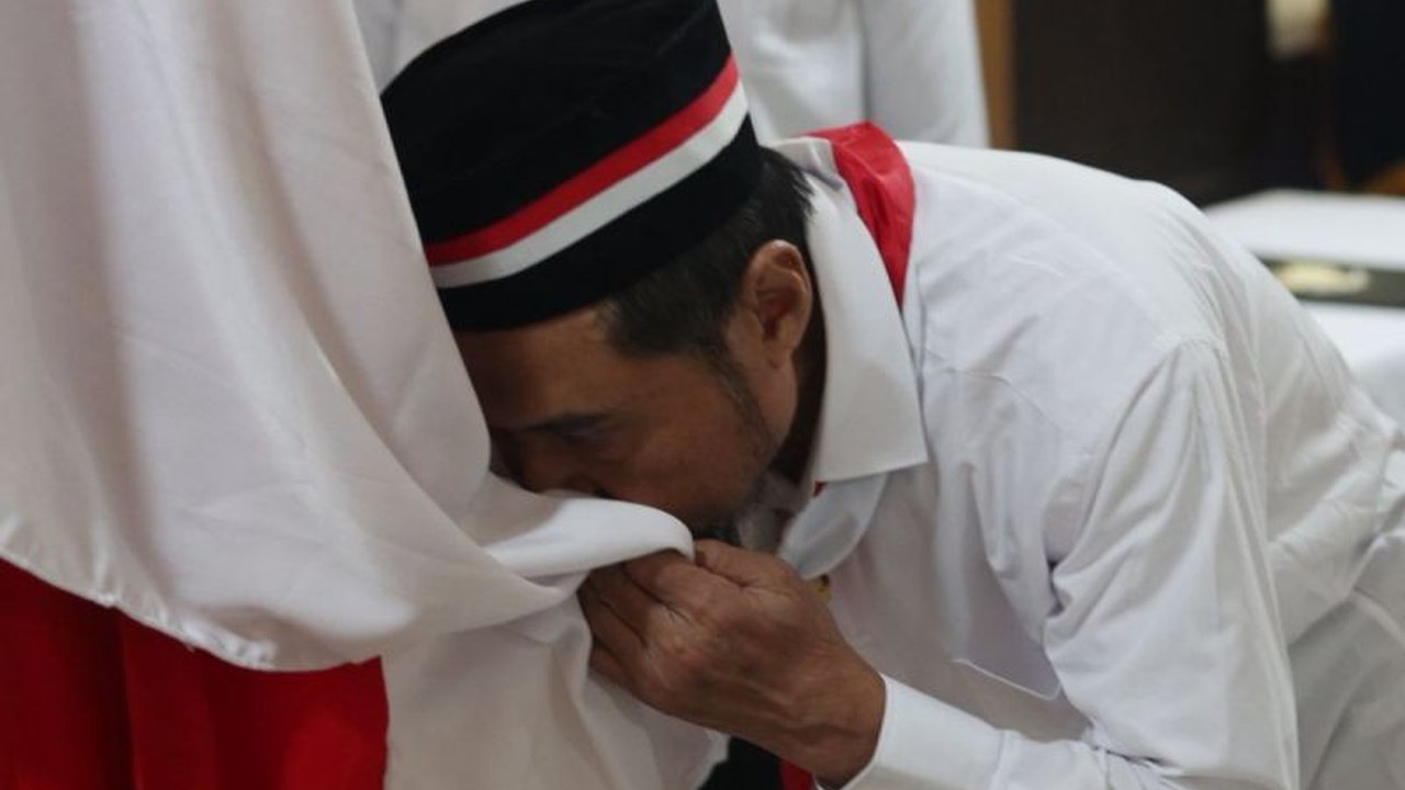 Seorang napi terorisme berusia 65 tahun berinisial T telah menyatakan ikrar setia kepada NKRI di Lapas Semarang, menandai langkah penting menuju rekonsiliasi.