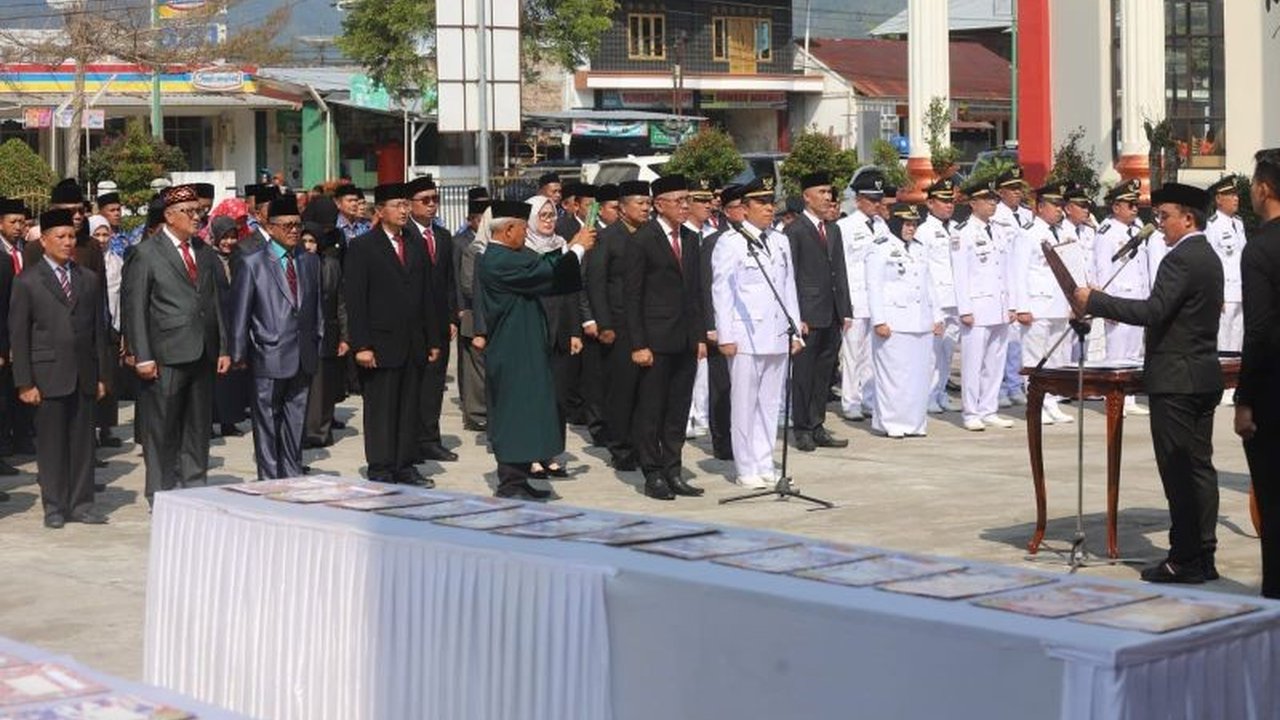 Bupati Lampung Barat Parosil Mabsus melantik 13 pejabat pimpinan tinggi pratama, dorong efektivitas pelayanan publik dalam Pelantikan Pejabat Lampung Barat.