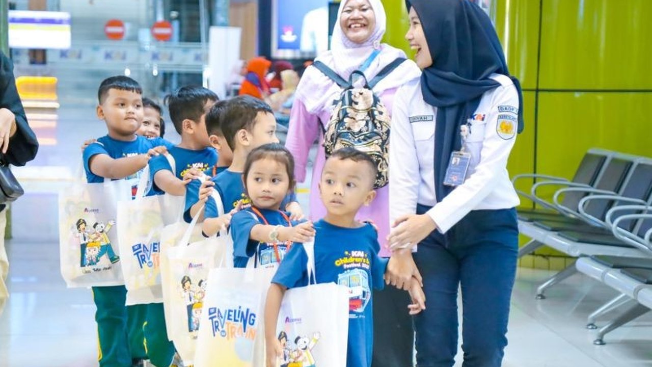 KAI Jakarta melalui program EduTrain dan Children Day Festival 2025 di Stasiun Gambir mengajak anak-anak mengenal dunia kereta api. Bagaimana KAI menanamkan cinta transportasi publik sejak dini?