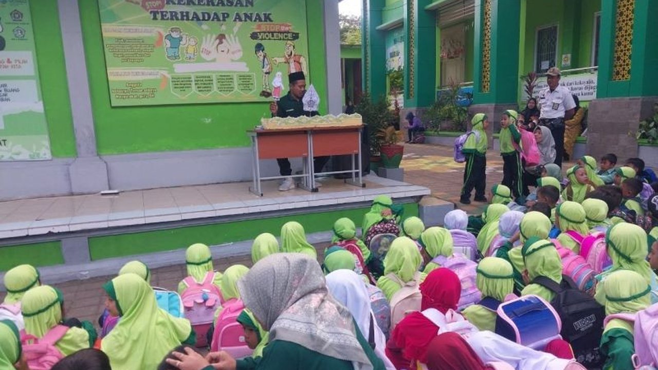Madrasah di Jembrana, Bali, memiliki cara unik mengajarkan toleransi kepada siswanya. Melalui pementasan wayang kardus, nilai kebersamaan dan budaya 'ngejot' dilestarikan di MIN 4 Jembrana.