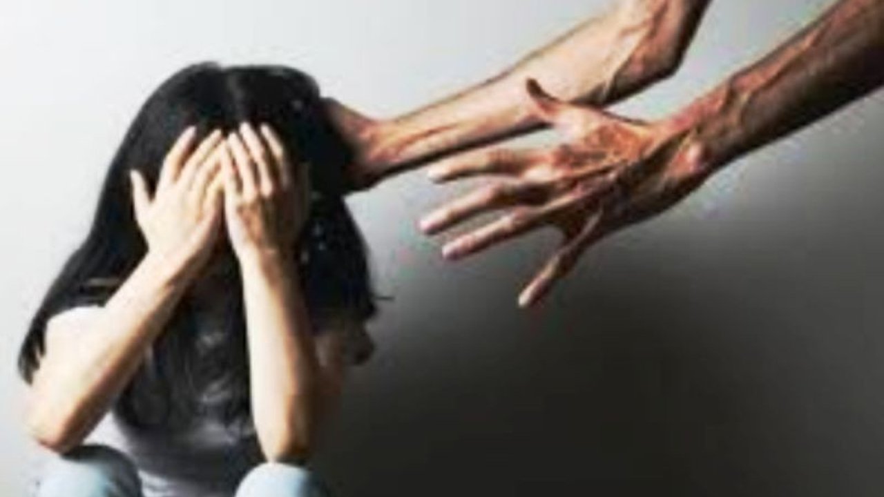 Seorang pria paruh baya di Banjarmasin ditangkap polisi atas dugaan pencabulan anak tetangga berusia 10 tahun dengan modus menawarkan roti. Bagaimana kronologinya?