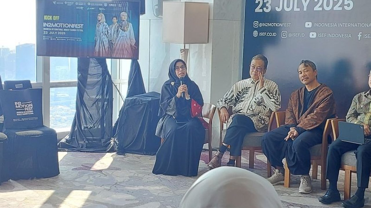 Kemenparekraf mendorong desainer fashion Indonesia untuk berinovasi, menjadikan kekayaan intelektual sebagai kekuatan utama menembus pasar global. Bagaimana strategi ini akan diwujudkan?