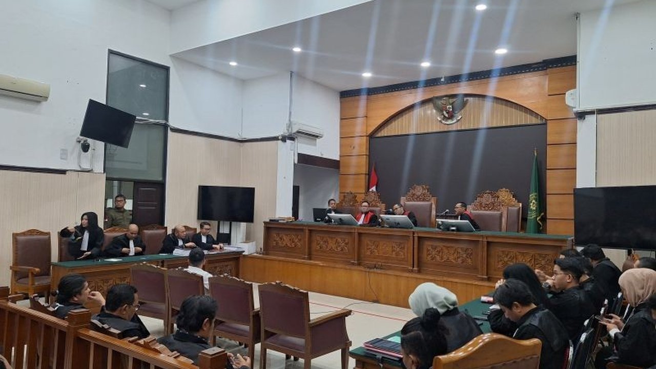 Rajo Emirsyah, terdakwa kasus judol Komdigi, dituntut 15 tahun penjara atas TPPU. Terungkap, uang Rp15 miliar digunakan untuk membiayai umrah 47 orang dan jalan-jalan mewah.