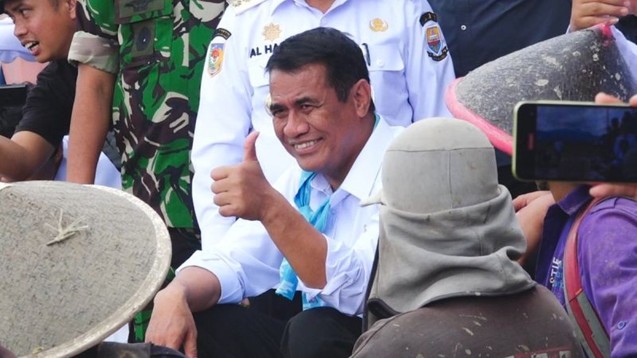 Menteri Pertanian Amran Sulaiman menegaskan distribusi Pupuk Bersubsidi harus lancar demi petani. Ancaman pencabutan izin bagi distributor nakal jadi peringatan keras.