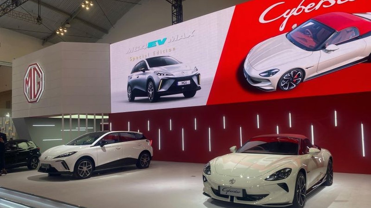 MG4 EV Max, varian terbatas hanya 100 unit, resmi meluncur di GIIAS 2025 dengan spesifikasi mumpuni dan harga promo. Simak keunggulan mobil listrik ini!