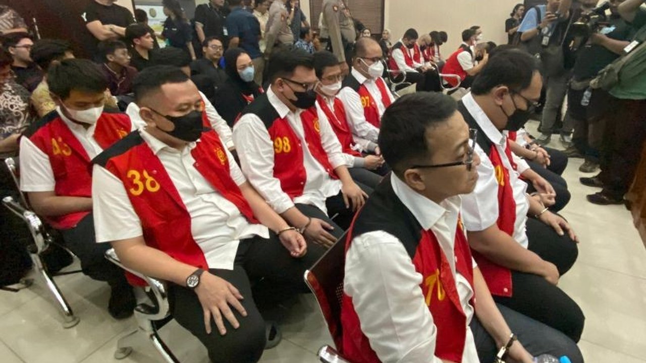 Jaksa menuntut mantan pegawai Komdigi 7 hingga 9 tahun penjara dalam kasus judol Komdigi. Terungkapnya praktik perlindungan situs judi online ini mengejutkan publik.