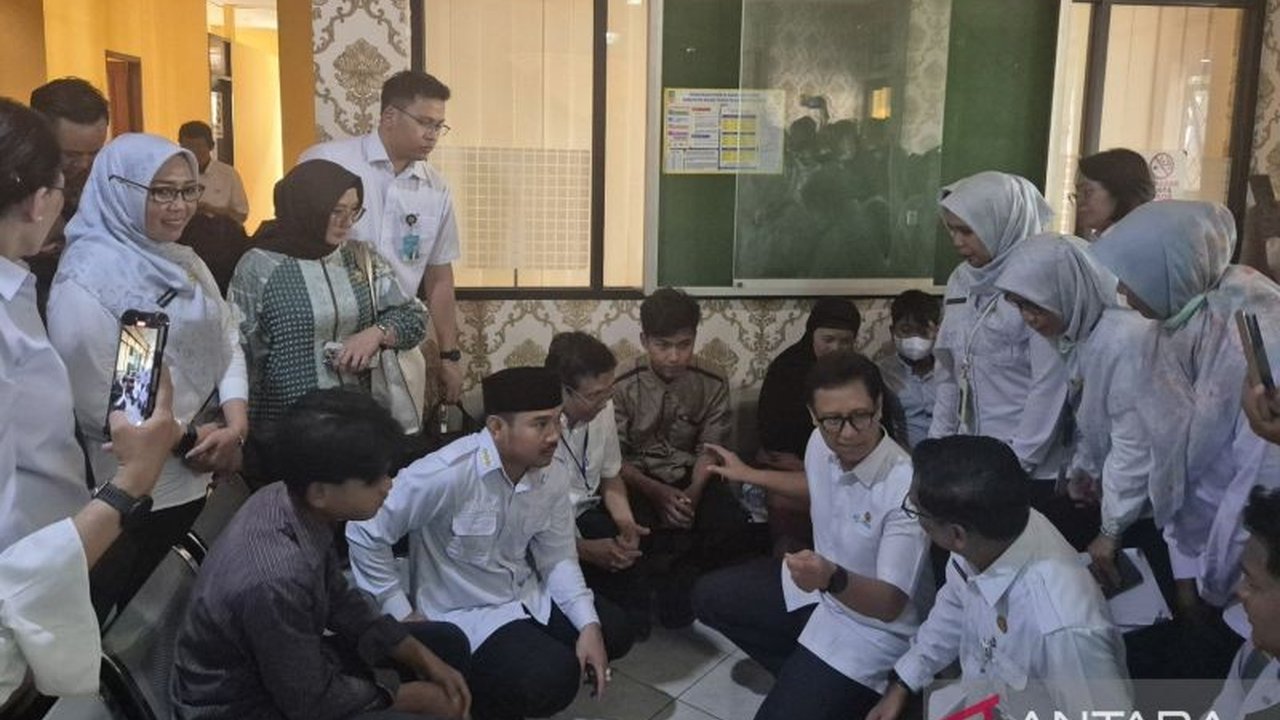 Menteri Kesehatan Budi Gunadi Sadikin turun tangan langsung dalam penanganan kusta di Kabupaten Bekasi, menegaskan penyakit ini bisa disembuhkan dan tidak mudah menular, serta mengedukasi masyarakat.