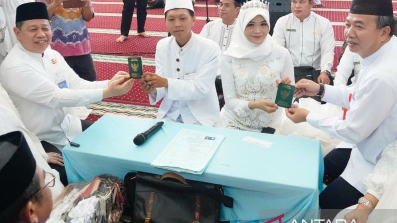 Kanwil Kemenag Kalsel sukses gelar nikah massal 2025 untuk 325 pasang pengantin, bagian dari Festival Muharam. Apa makna di balik program ini?