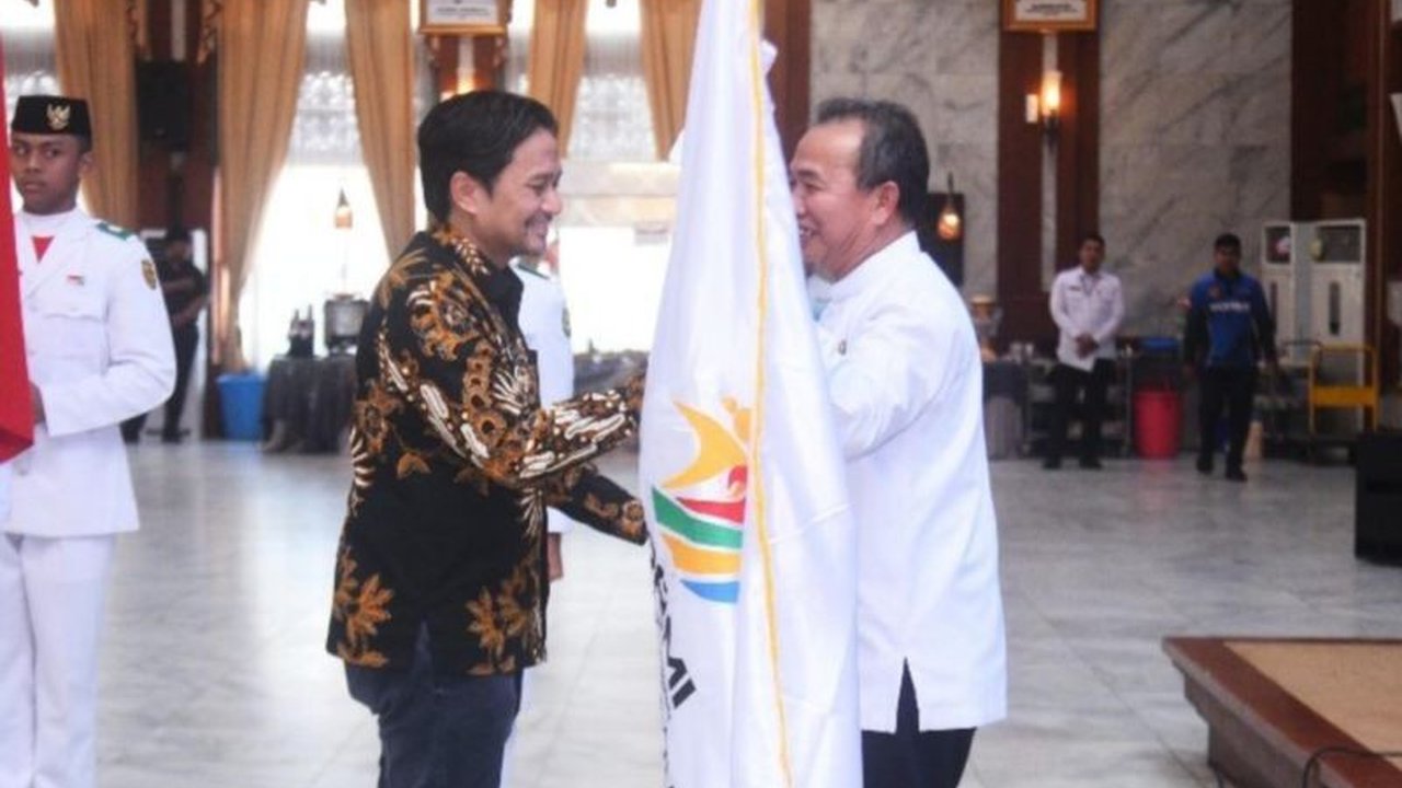 Kontingen Kalsel Bidik Tiga Besar FORNAS VIII di NTB, membawa 742 pegiat olahraga. Akankah target ambisius ini tercapai di ajang nasional yang diikuti ribuan peserta?