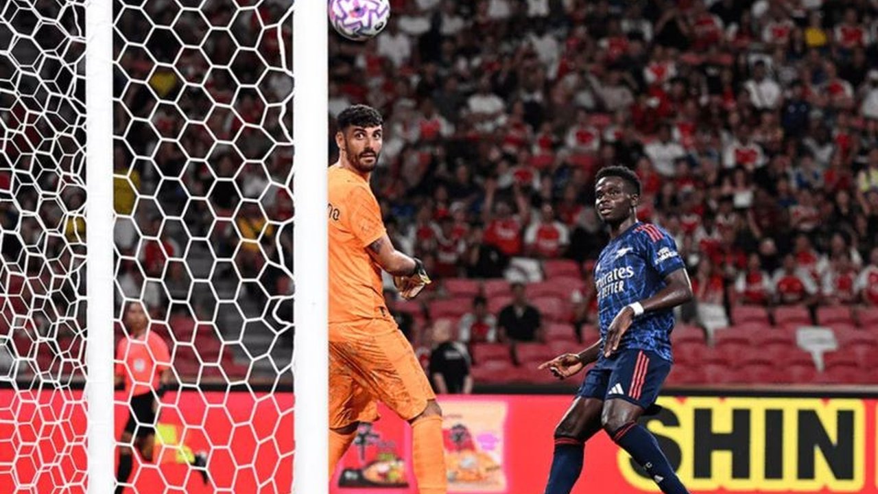 Arsenal Kalahkan AC Milan 1-0 dalam laga pra-musim di Singapura berkat gol Bukayo Saka. Namun, ada fakta menarik di balik kemenangan ini yang membuat Milan tersenyum.