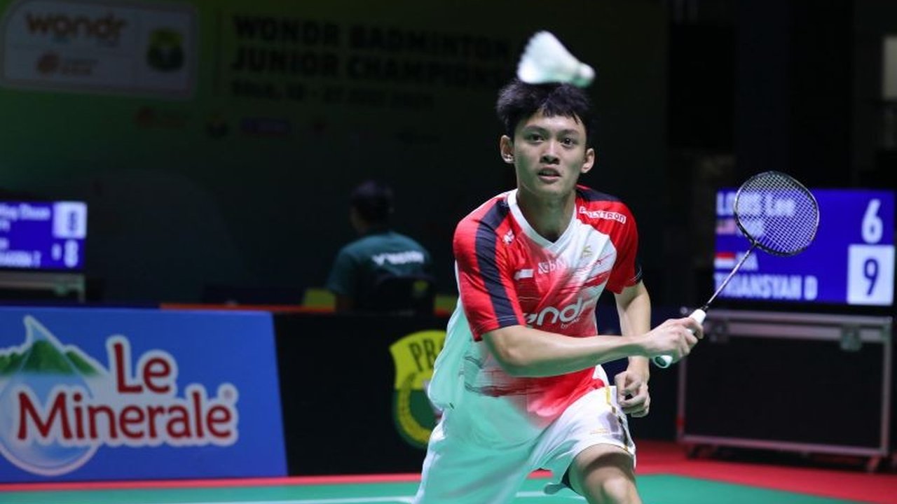 Lima wakil tunggal putra Indonesia berhasil melaju ke babak 32 besar Kejuaraan Bulu Tangkis Asia Junior 2025. Siapa saja mereka dan bagaimana perjuangan mereka?