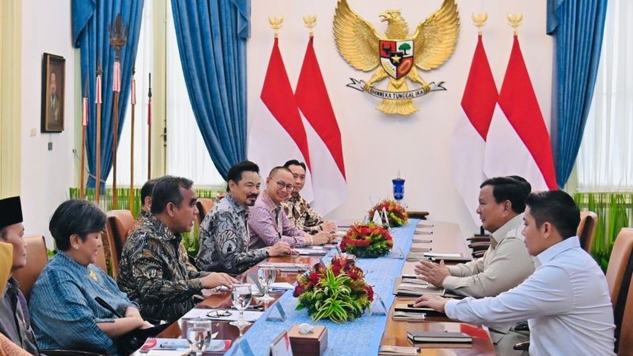 Ketua MPR RI Ahmad Muzani menjelaskan bahwa Mahkamah Konstitusi tidak melarang rangkap jabatan wakil menteri sebagai komisaris, melainkan hanya memberi pertimbangan hukum.