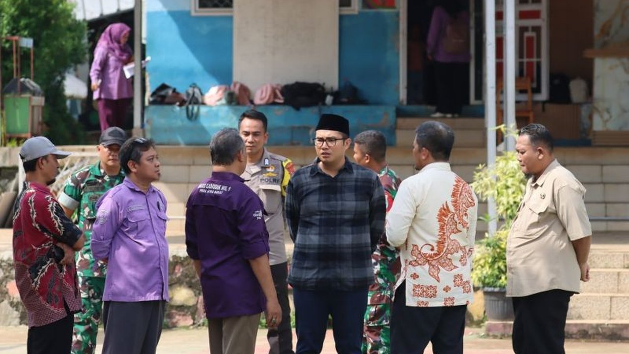 Ketua DPRD Bogor berhasil mempercepat Pembangunan Kelas Baru SMAN 1 Tenjo yang kekurangan 14 ruang kelas, setelah aspirasi warga ditanggapi langsung oleh Gubernur Jabar.