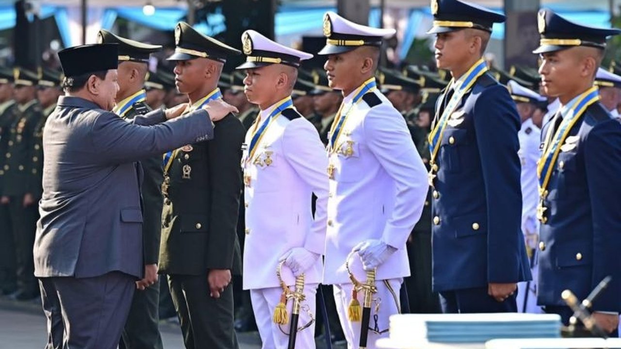 Presiden Prabowo Subianto melantik 2.000 Perwira Remaja TNI-Polri 2025. Beliau mengingatkan mereka sebagai tumpuan harapan rakyat. Apa pesan lengkapnya?