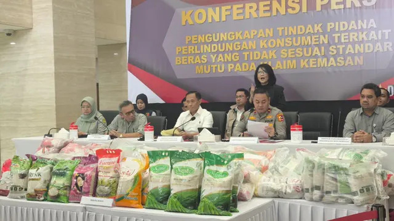 Mabes Polri Jumpa Pers Merek Beras Oplosan (Foto: Nanda Perdana Putra/Liputan.com)