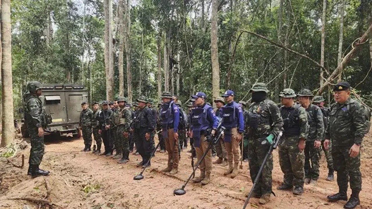 Dalam foto yang dirilis Angkatan Darat Kerajaan Thailand pada Minggu (20/7/2025), sejumlah tentara terlihat memeriksa kawasan perbatasan di Provinsi Ubon Ratchathani, lokasi di mana dua ra