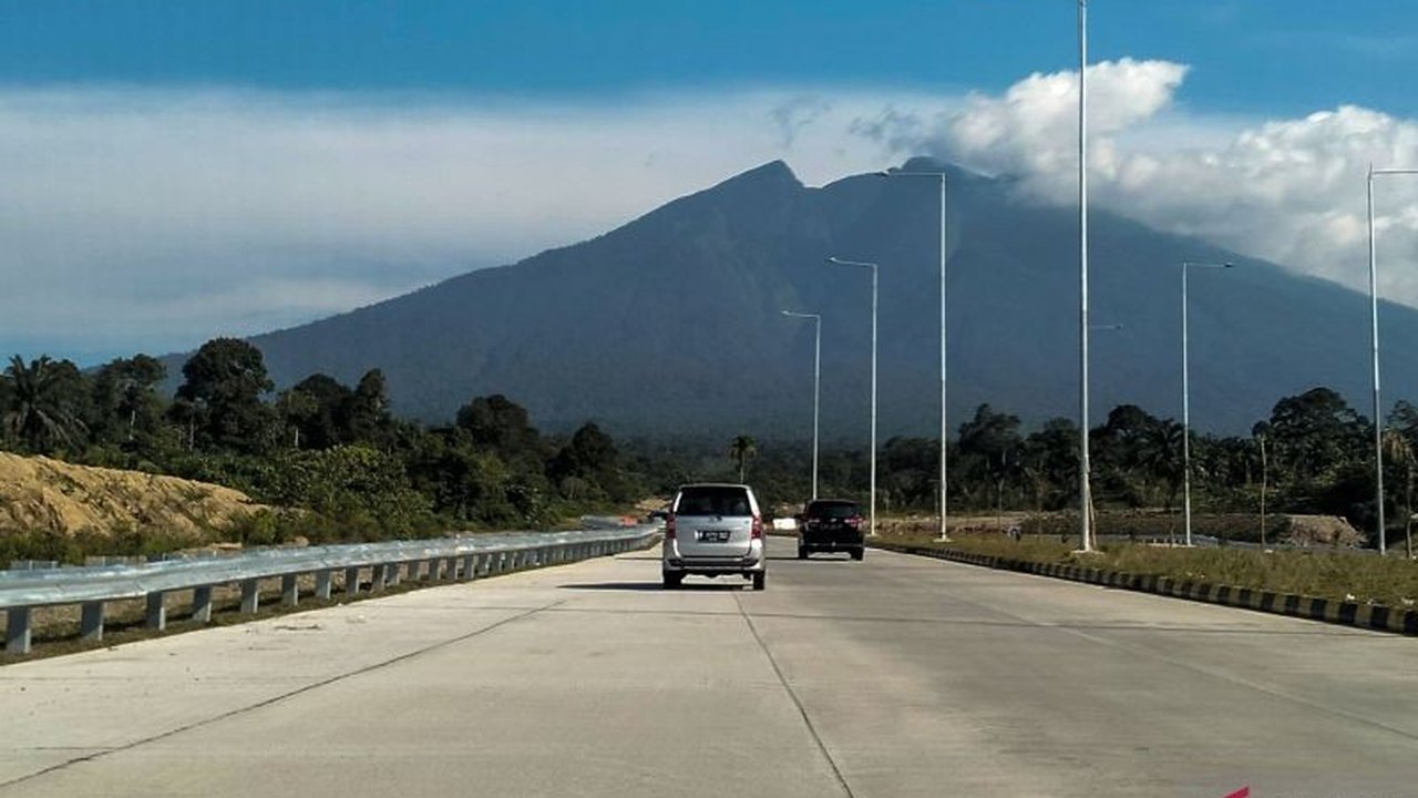 Polda Sumbar gencar lakukan Patroli Tol Padang-Sicincin sepanjang 36 km untuk cegah pengendara berhenti sembarangan. Pelanggar bisa ditilang, berapa tarif tolnya?