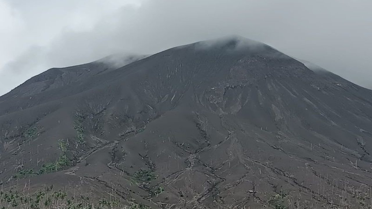 Terbaru: Badan Geologi Catat 15 Kali Gempa Vulkanik dalam di Gunung Ruang, Indikasi Magma Naik?