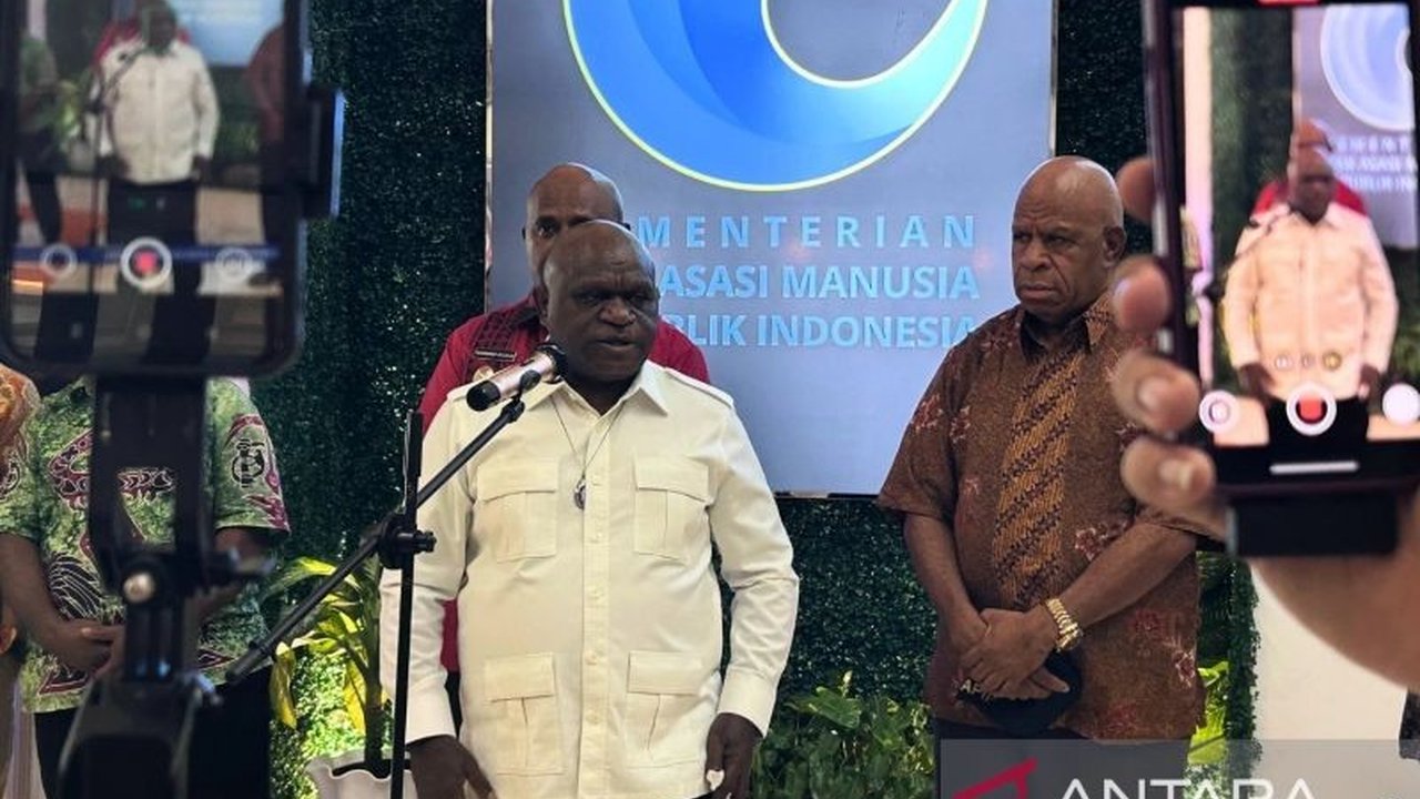 Menteri HAM Natalius Pigai mengungkap alasan di balik penolakan program Makan Bergizi Gratis Papua, salah satunya terkait manajemen pemasakan yang menjadi polemik di lapangan.