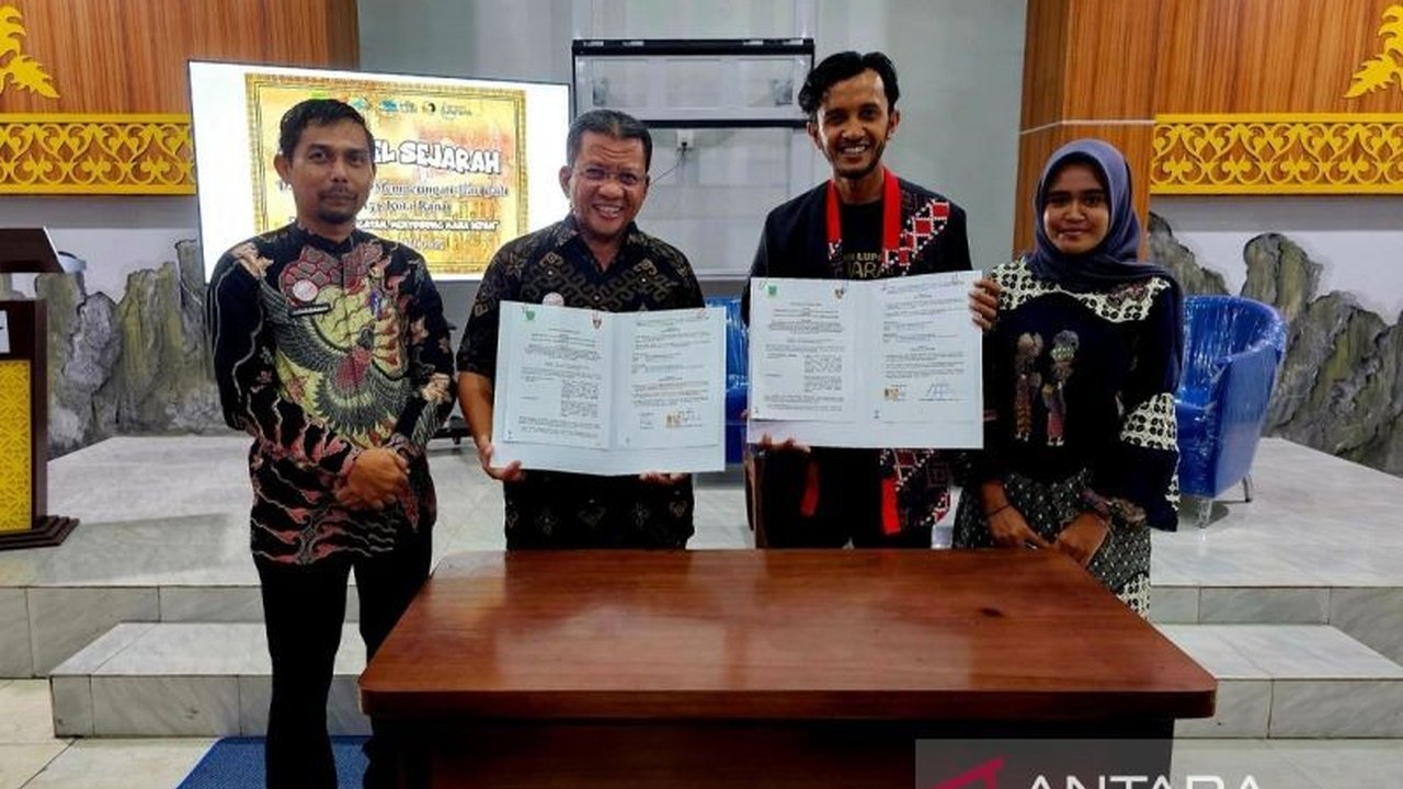 Disperpusip Natuna jalin kerja sama dengan komunitas sejarah Kompas Benua untuk Pelestarian Budaya Natuna. Langkah strategis ini perkuat upaya menjaga warisan lokal.
