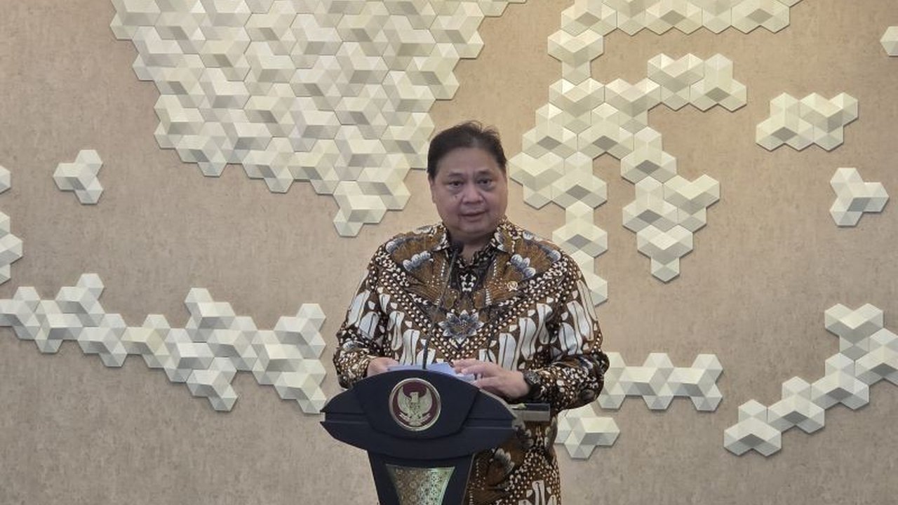 Menteri Koordinator Bidang Perekonomian Airlangga Hartarto optimistis pertumbuhan ekonomi Indonesia mencapai 5,2% di 2025, didukung berbagai strategi dan stimulus triliunan rupiah.