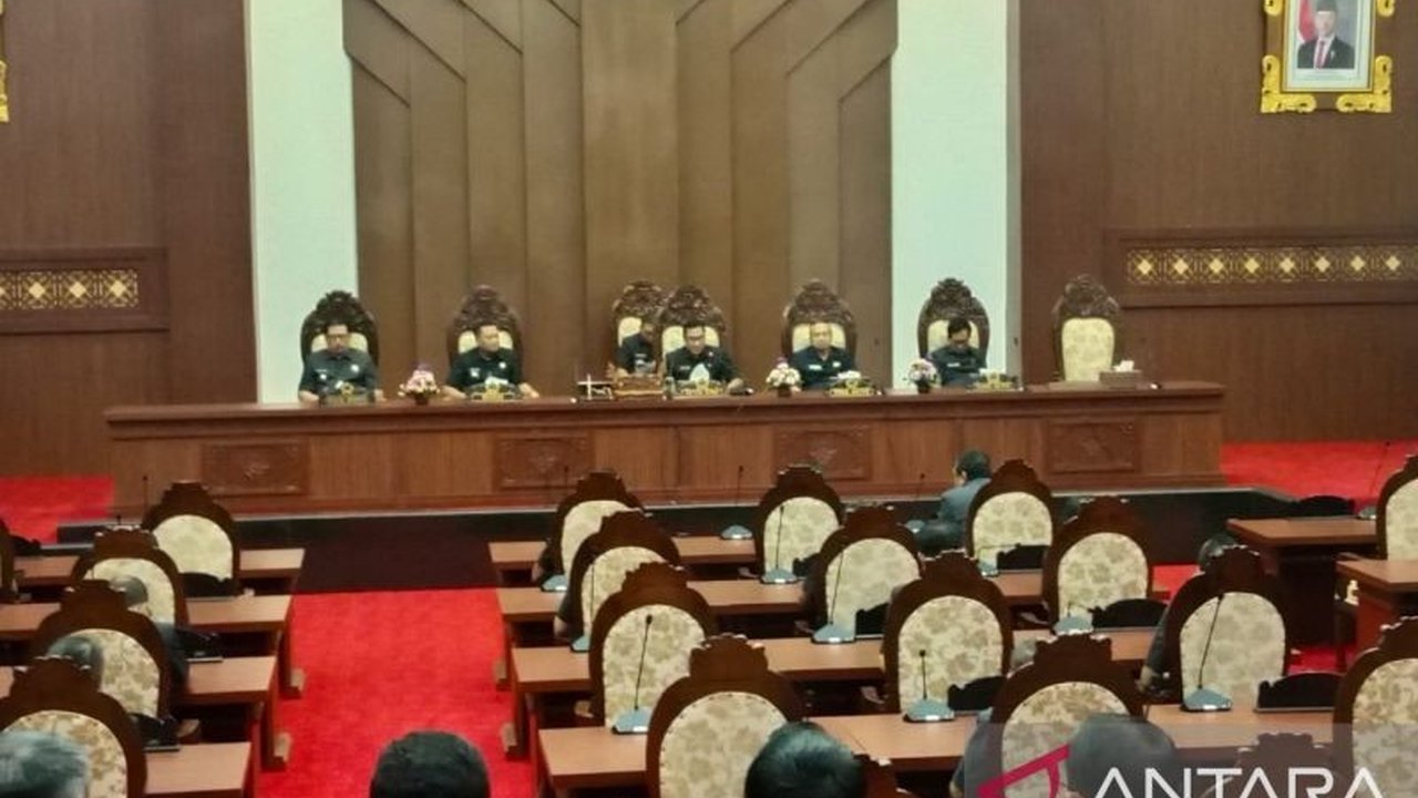 Fraksi Golkar DPRD Gianyar menyoroti tingginya alih lahan pertanian di Gianyar, kerusakan irigasi, dan usia petani. Bupati Mahayastra paparkan solusi komprehensif.