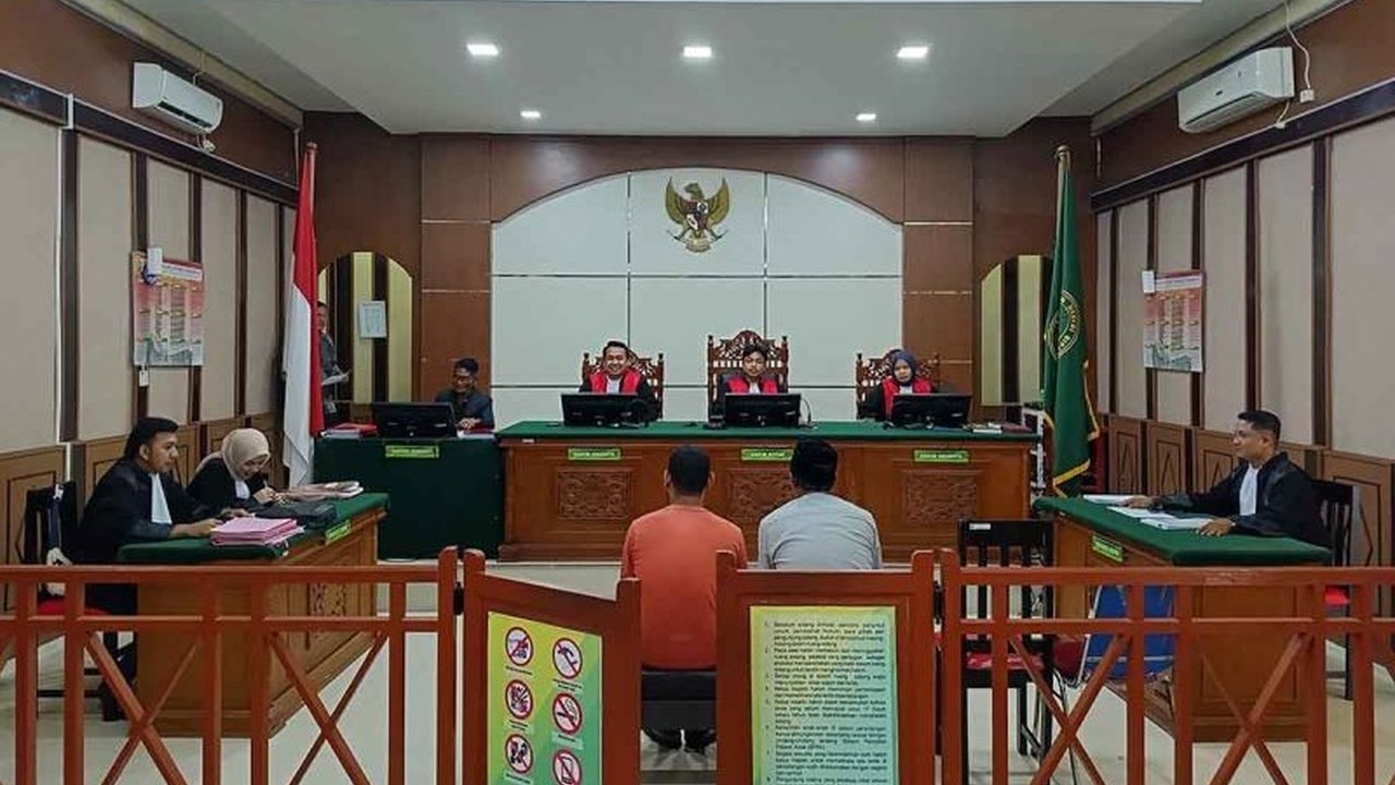 Majelis hakim PN Bireuen menjatuhkan vonis total 11 tahun penjara kepada dua terdakwa kasus tindak pidana perdagangan orang (TPPO). Simak detail modus kejahatan dan putusan hukumnya.