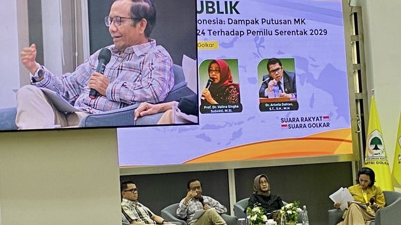 Pakar hukum tata negara Mahfud MD menegaskan jadwal Pemilu adalah 'open legal policy', bukan ranah Mahkamah Konstitusi. Simak alasannya!