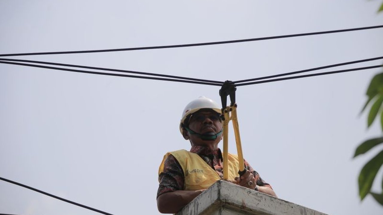 Pemerintah Kota Tangerang mulai menanam kabel udara sepanjang 850 meter di Jalan Lio Baru ke bawah tanah, menandai awal penataan besar-besaran Kabel Udara Bawah Tanah Tangerang demi estetika dan keselamatan warga.