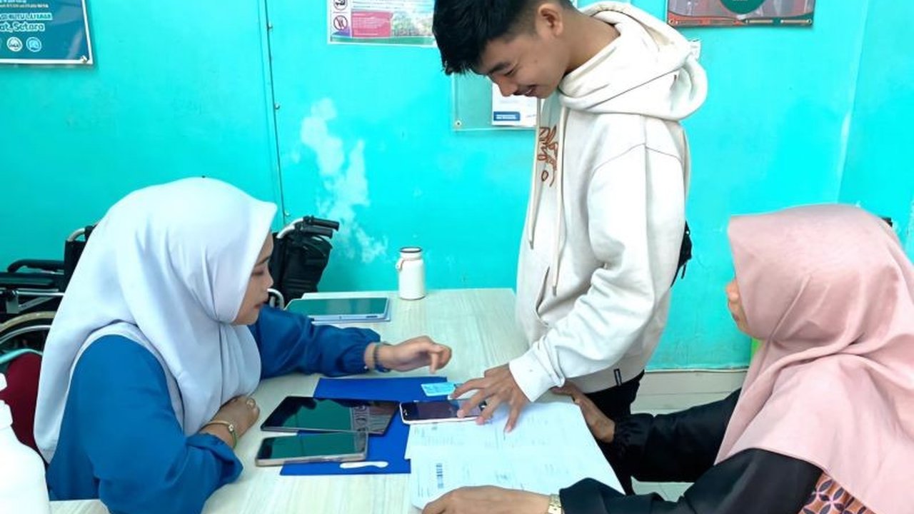 BPJS Kesehatan terus berinovasi demi kemudahan peserta JKN. Kini, dengan Aplikasi Mobile JKN, antrean panjang di fasilitas kesehatan bukan lagi masalah. Simak manfaatnya!