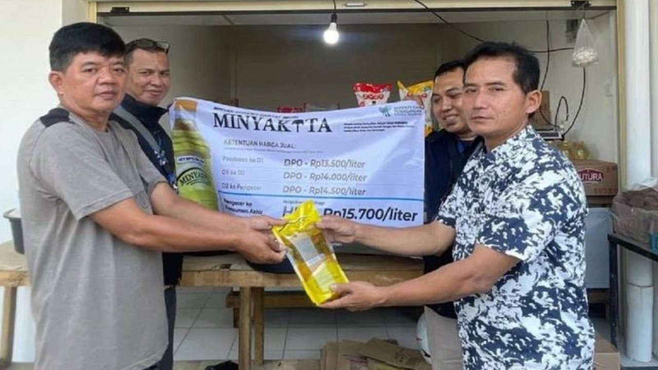 Pemerintah Kota Tangerang bersama RNI dan BULOG menggelar penjualan minyak goreng murah Minyakita ke pedagang, upaya menjaga stabilitas harga dan inflasi daerah.