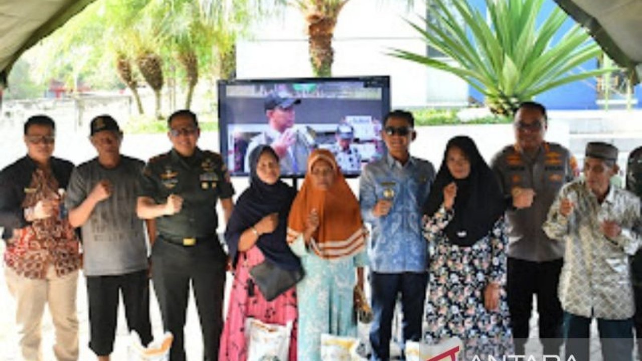 Pemerintah Kota Banjarmasin bersama TNI, Polri, dan Bulog menggelar gerakan Pangan Murah Banjarmasin. Simak bagaimana kolaborasi ini menjaga stabilitas harga pangan di tengah fluktuasi.