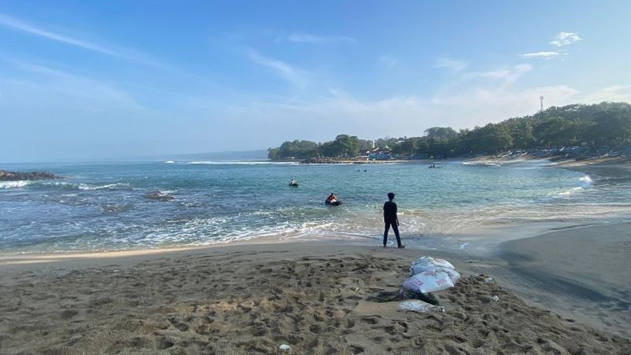Disparbud Garut terus berupaya meningkatkan pengamanan wisata pantai Garut, meskipun beberapa area berbahaya untuk berenang, demi kenyamanan dan keselamatan pengunjung serta peningkatan PAD.