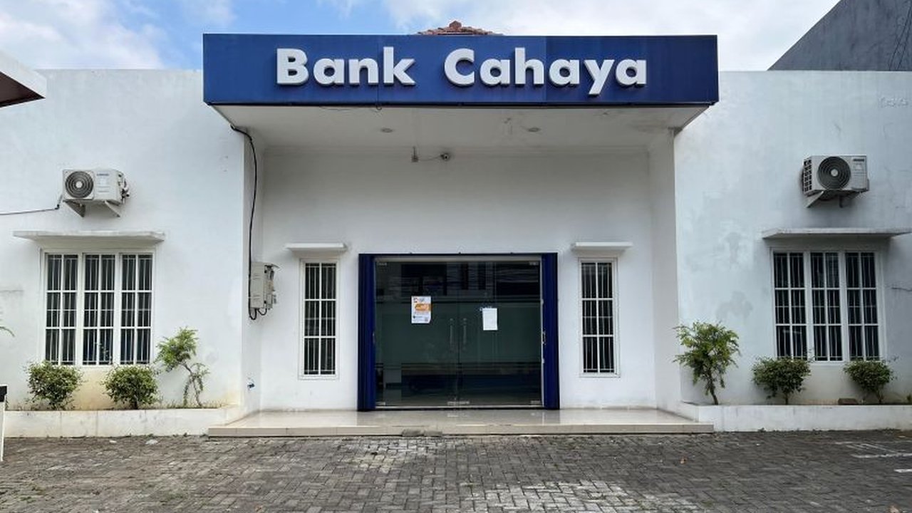 Otoritas Jasa Keuangan (OJK) resmi cabut izin BPR Dwicahaya Nusaperkasa di Kota Batu. Apa penyebabnya dan bagaimana nasib dana nasabah setelah OJK cabut izin BPR ini?