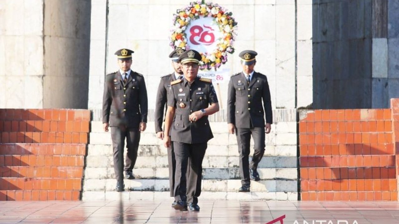 Kemenkum Kalsel memperingati Hari Pengayoman ke-80 dengan ziarah dan tabur bunga di TMP Banjarbaru, merefleksikan semangat pengabdian insan Pengayoman.